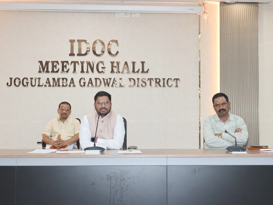 వసూళ్లలో నిర్లక్ష్యం వహిస్తే చర్యలు తప్పవు: కలెక్టర్