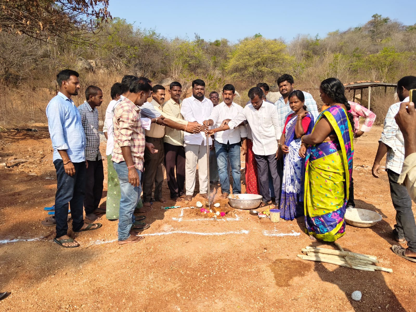 అగ్ని ప్రమాద బాధితుడికి గ్రామస్తుల చేయూత