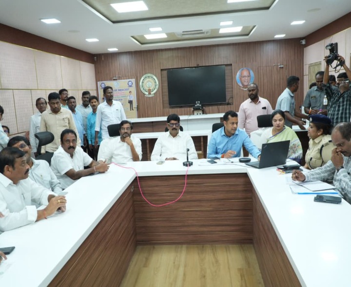 తమిళ జాలర్ల వివాదంపై కలెక్టర్‌తో ఎమ్మెల్యే సమీక్ష