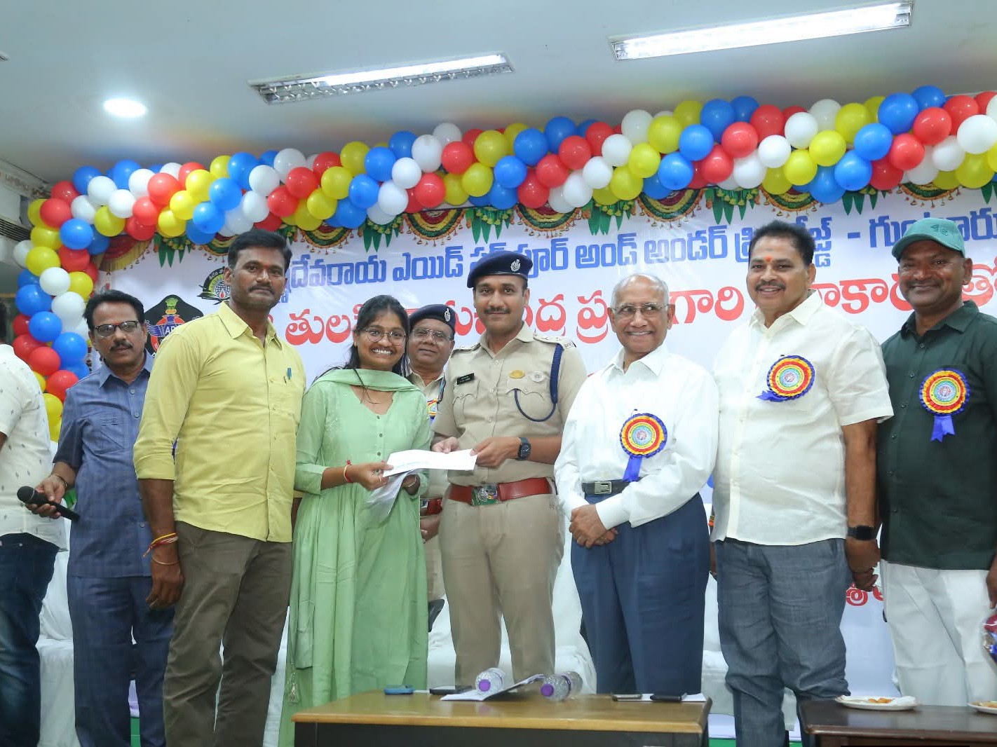 విద్యార్థులకు స్కాలర్‌షిప్‌లు అందజేసిన ఎస్పీ