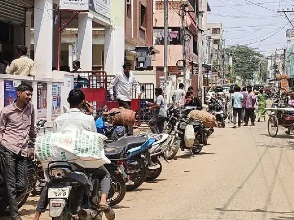 గ్యాస్ కోసం క్యూ కడుతున్న ప్రజలు..!