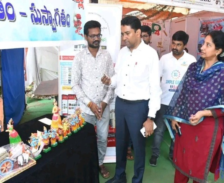 పర్యాటకశాఖ అధికారులను అభినందించిన కలెక్టర్