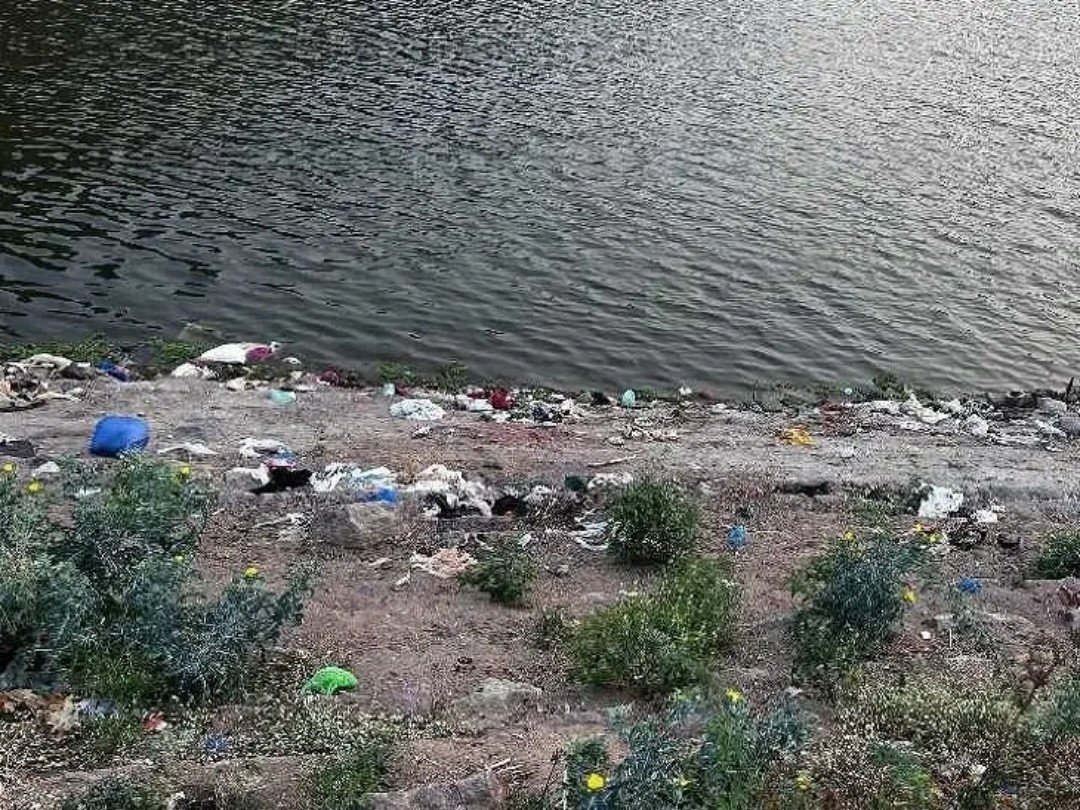 అపరిశుభ్రతతో నెలకొన్న చెరువు..!