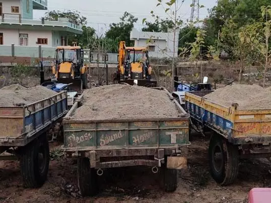 అక్రమంగా నిల్వ ఉంచిన 15 ట్రాక్టర్ల ఇసుక సీజ్