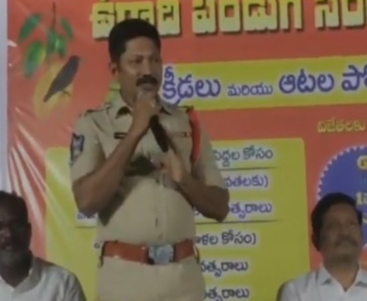 పోలీస్ వారిచే ఉగాది విజేతలకు బహుమతుల ప్రదానం