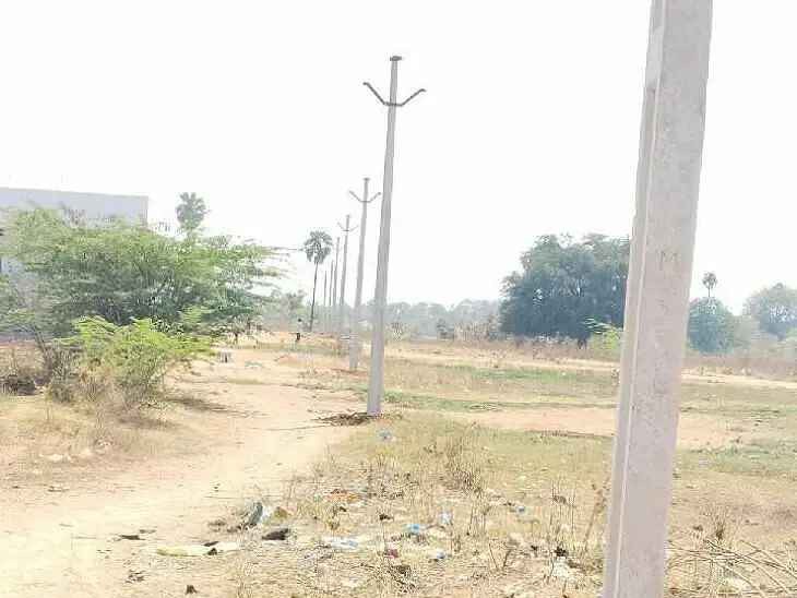 స్తంభాలు వేసి సరిపెట్టారు..!