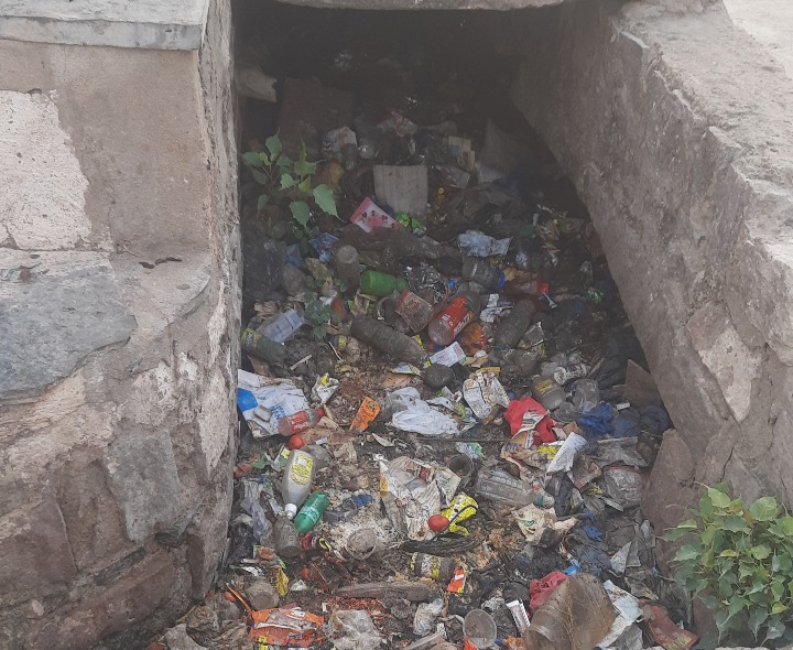 దుర్వాసన వెదజల్లుతున్న డ్రైనేజీ కాలవలు