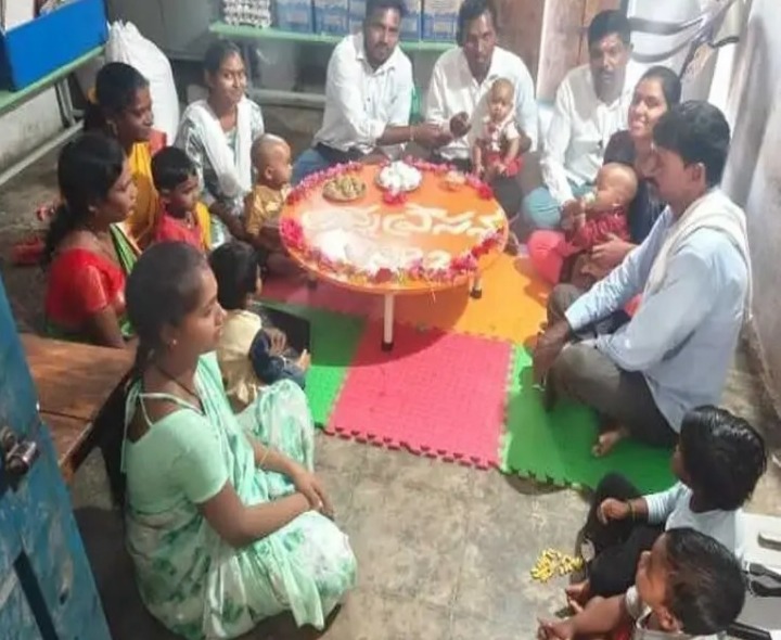 అంగన్వాడీ కేంద్రంలో చిన్నారులకు అన్నప్రాసన