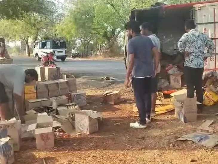 మద్యం లారీ బోల్తా.. తప్పిన ప్రమాదం..!