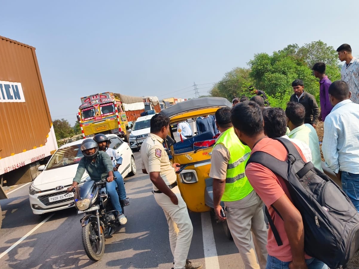 హైవే బైపాస్‌లో ఆటో రిక్షా బోల్తా