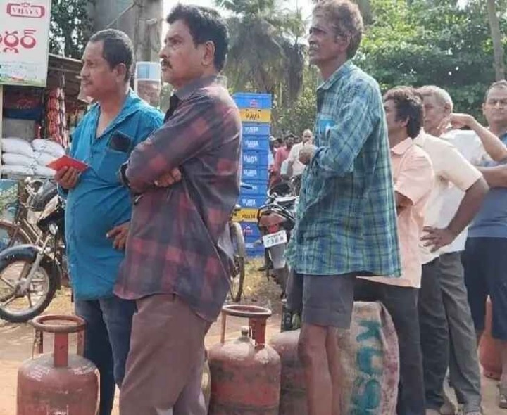 ముమ్మిడివరంలో గ్యాస్ కోసం పడిగాపులు