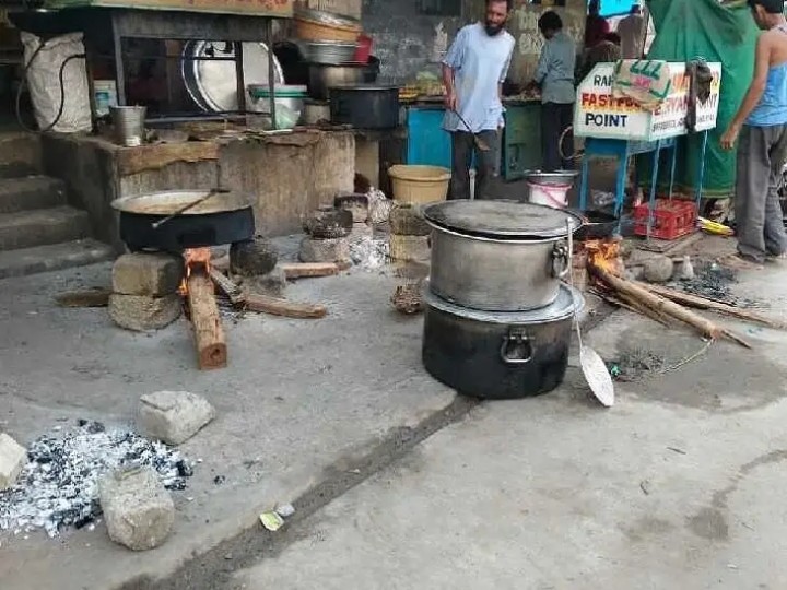 కట్టెల పొయ్యి.. ఇబ్బందుల్లో వాహనదారులు..!