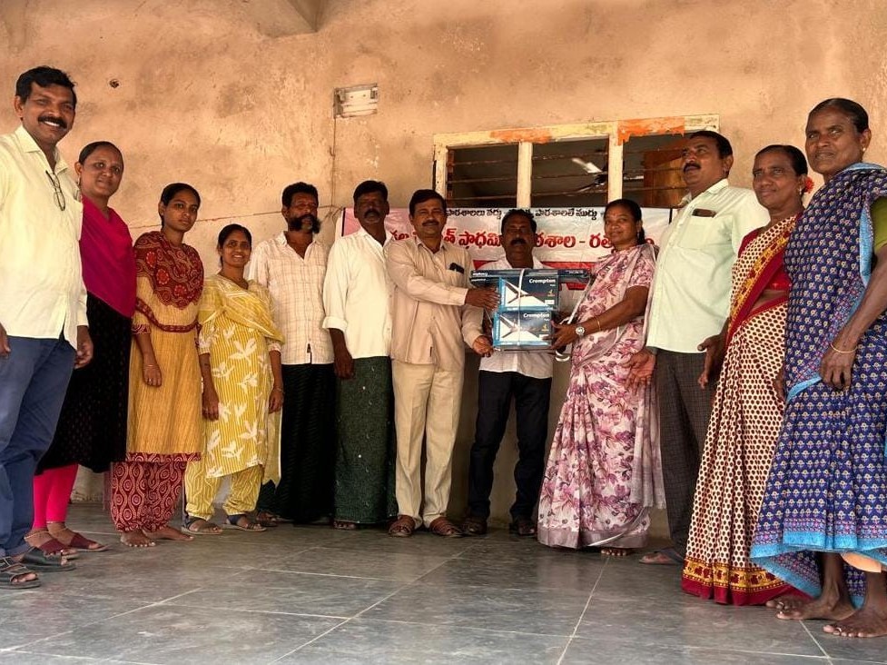 రత్నవరం పాఠశాలకు ఫ్యాన్ల వితరణ