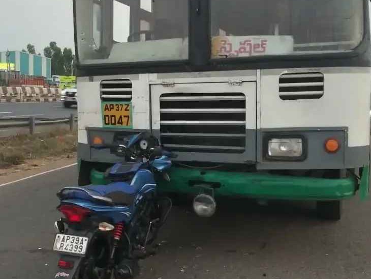 ఆగి ఉన్న బస్సును ఢీకొన్న బైక్