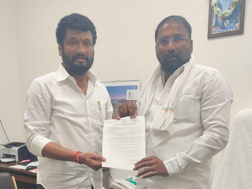 మంత్రి వాకిటి శ్రీహరిని కలిసిన MLA