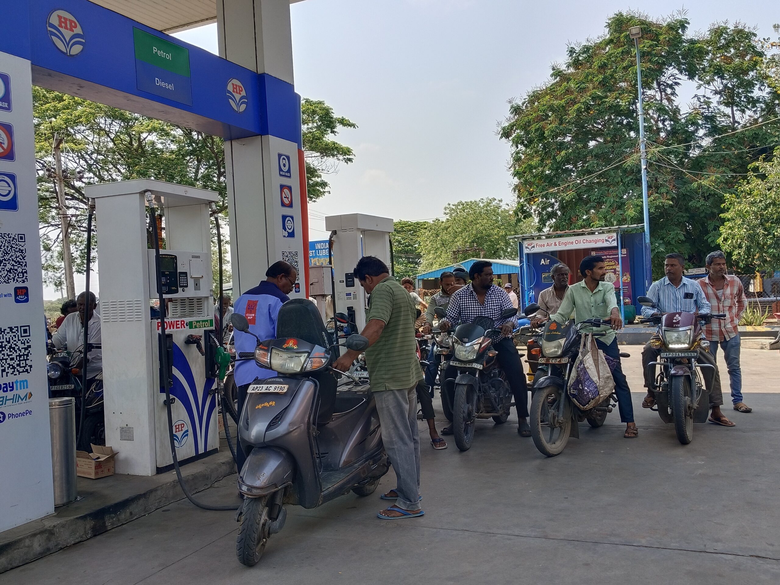 పెట్రోల్ దొరకక ప్రజల ఇబ్బందులు