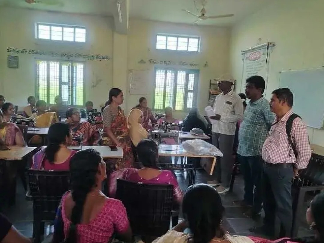 యూనిఫాంల కుట్టు శిక్షణ ప్రారంభం