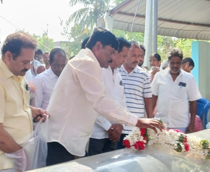 BRS పార్టీ మాజీ అధ్యక్షుడు మృతి.. మాజీ MLA నివాళి