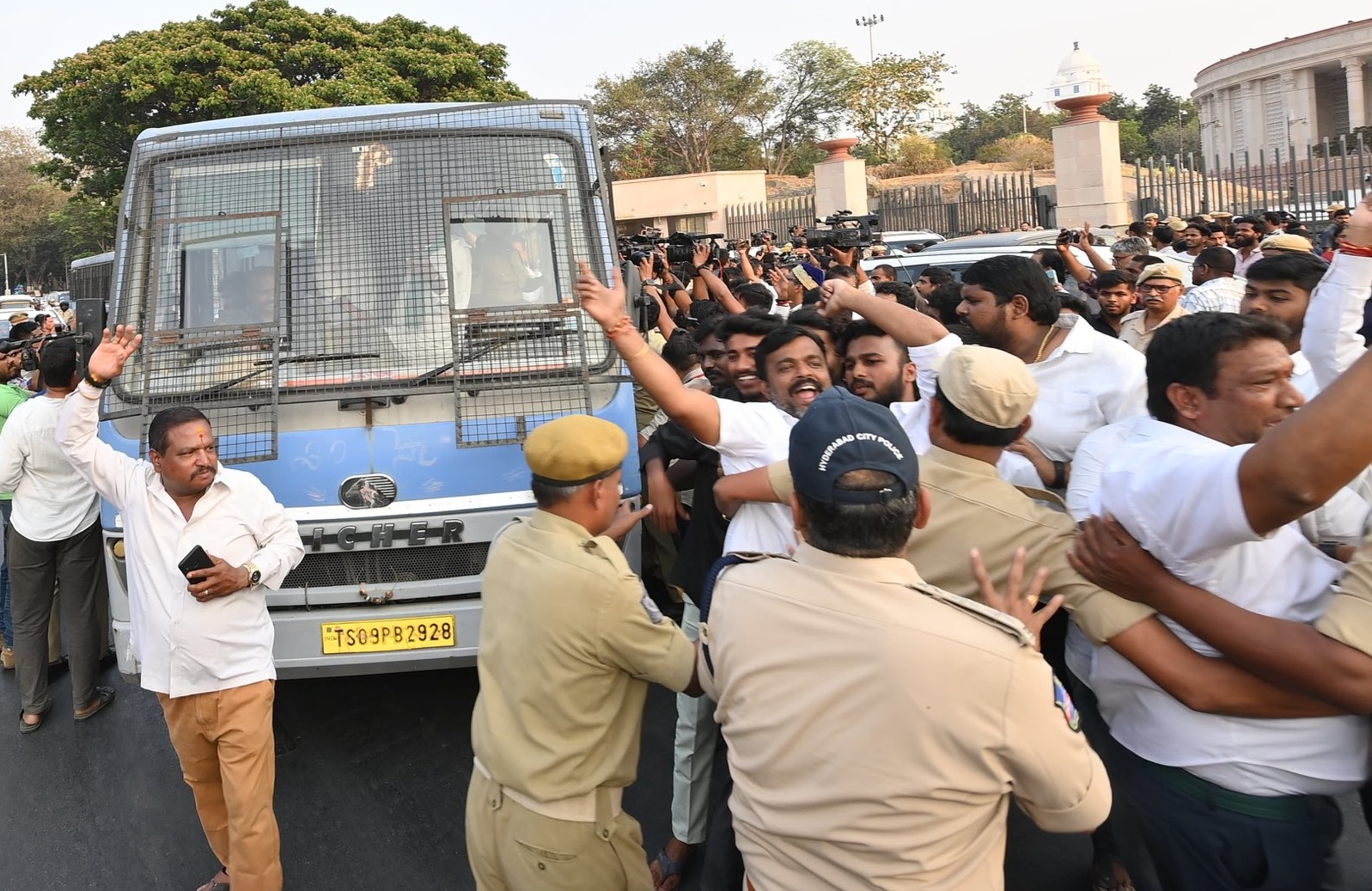 ఉద్రిక్తత.. 100 మంది BRSV కార్యకర్తల అరెస్ట్