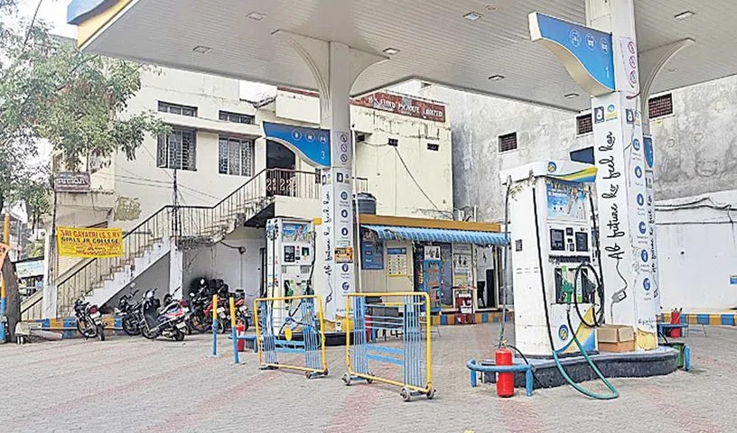 ‘నో స్టాక్’ బోర్డులు.. వాహనదారుల ఆందోళన