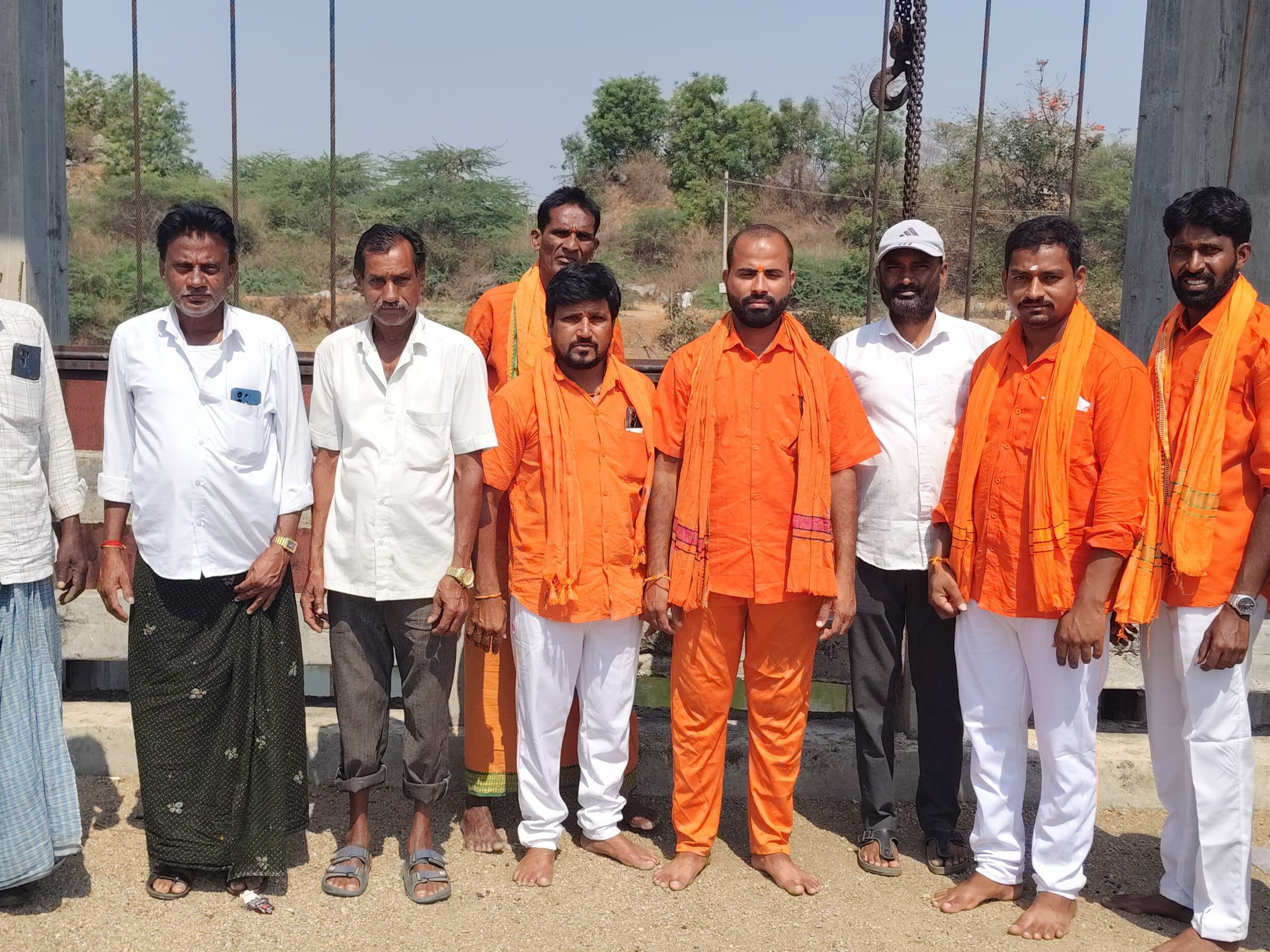 పంటలకు నీటిని విడుదల చేయించిన ఎమ్మెల్యే