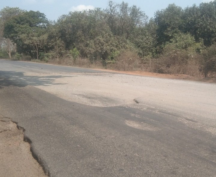 జాతీయ రహదారిపై భారీ గుంతలు