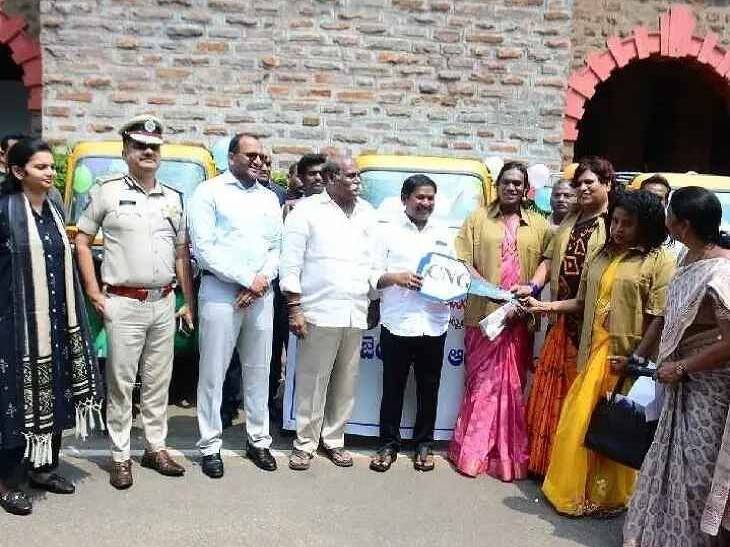 ట్రాన్స్ జెండర్లకు CNG ఆటోలు పంపిణీ చేసిన మంత్రి