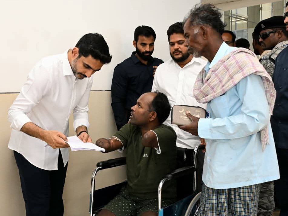 ప్రజల నుంచి వినతులను స్వీకరించిన మంత్రి