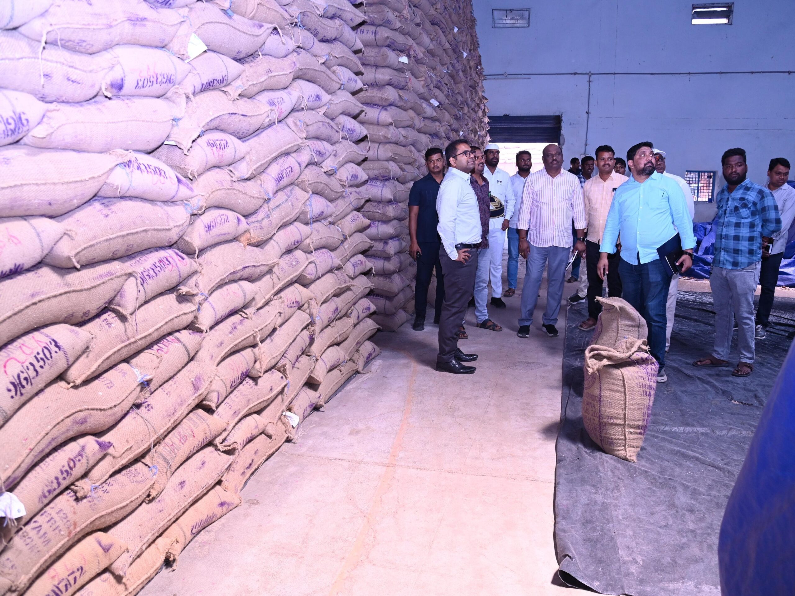 వేర్ హౌసింగ్ గిడ్డంగులను తనిఖీ చేసిన కలెక్టర్