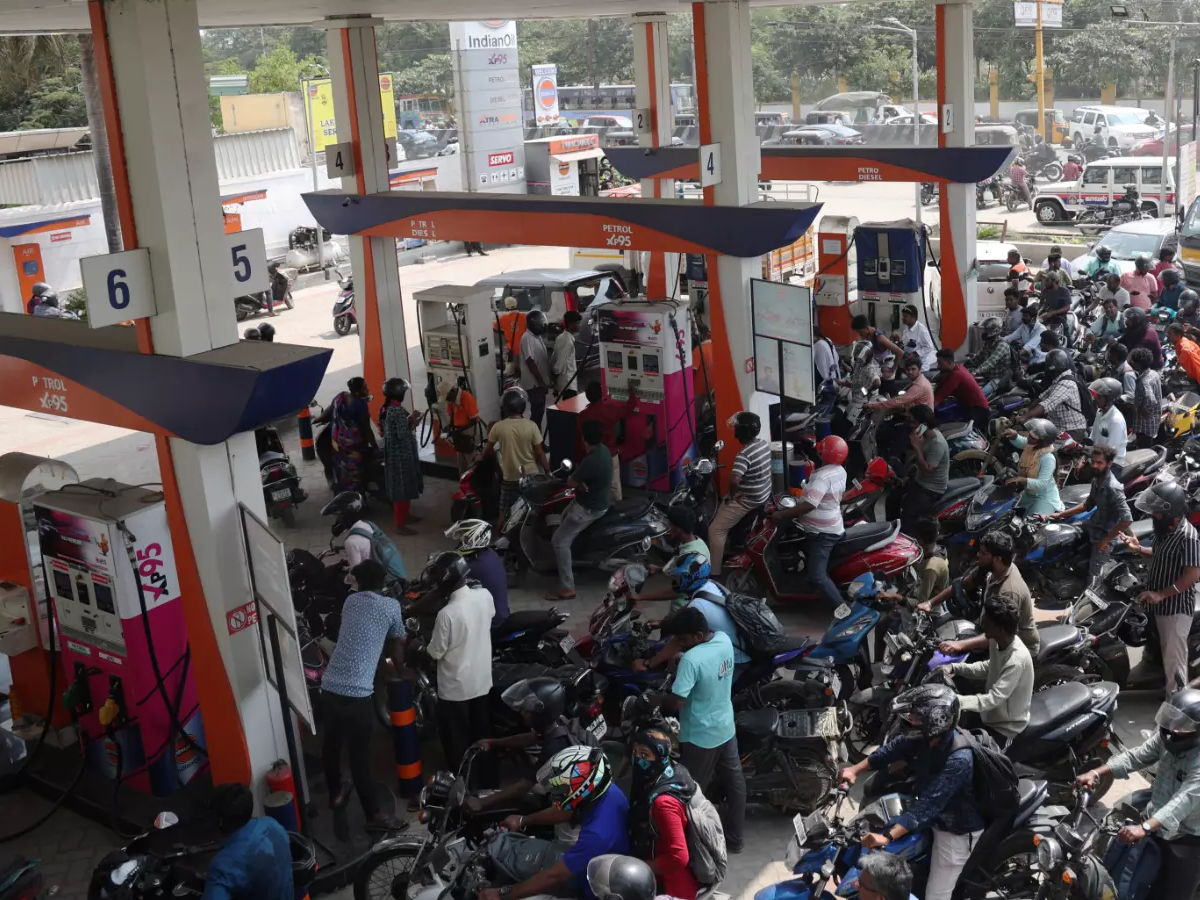 పెట్రోల్ బంకుల్లో భారీ క్యూ లైన్