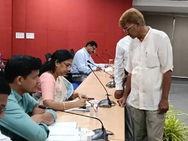 ఫుట్ పాత్ ఆక్రమణలపై కలెక్టర్‌కు ఫిర్యాదు