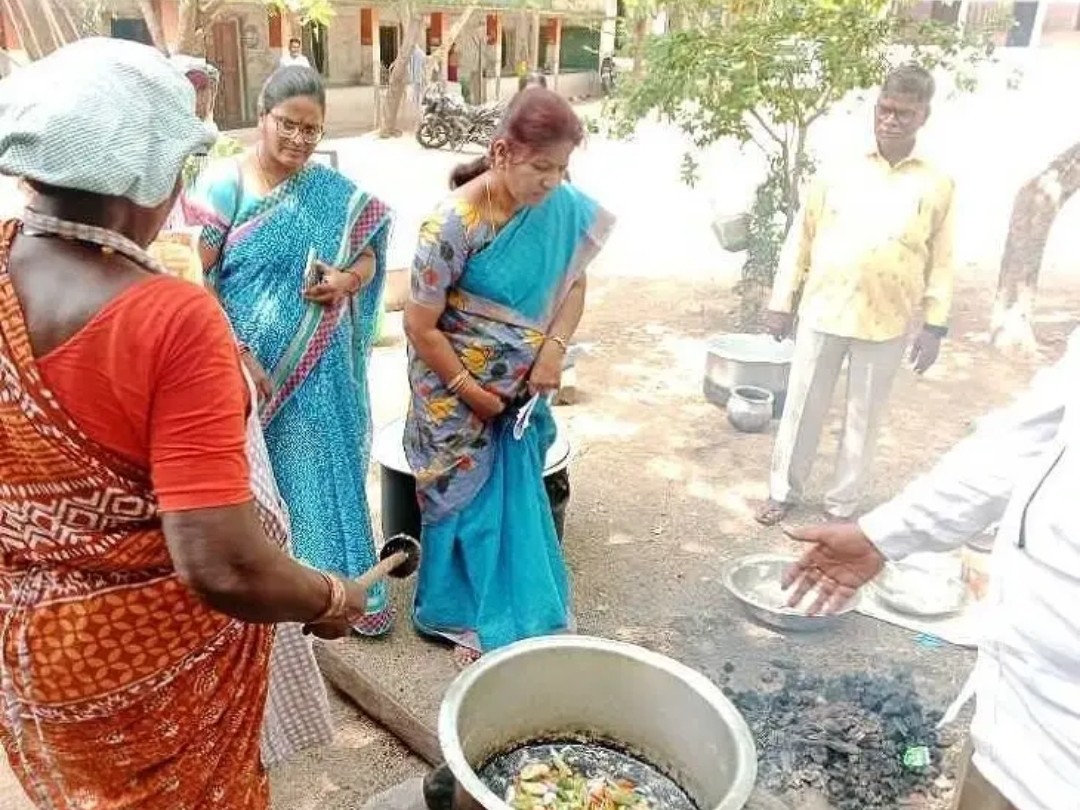 మధ్యాహ్న భోజనాన్ని తనిఖీ చేసిన డీఈవో