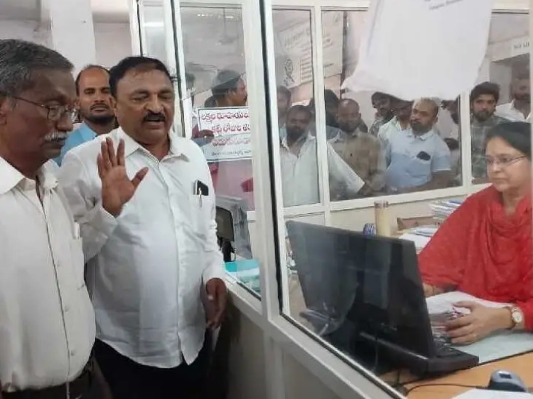 రిజిస్ట్రేషన్ స్లాట్ విధానానికి వ్యతిరేకంగా ధర్నా