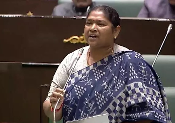 వడ్డీ లేని రుణాలపై చర్చకు సిద్ధం: సీతక్క