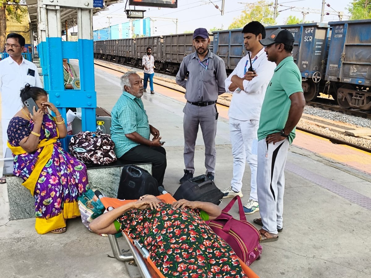 రైలులో మహిళా ప్రయాణికురాలు మృతి