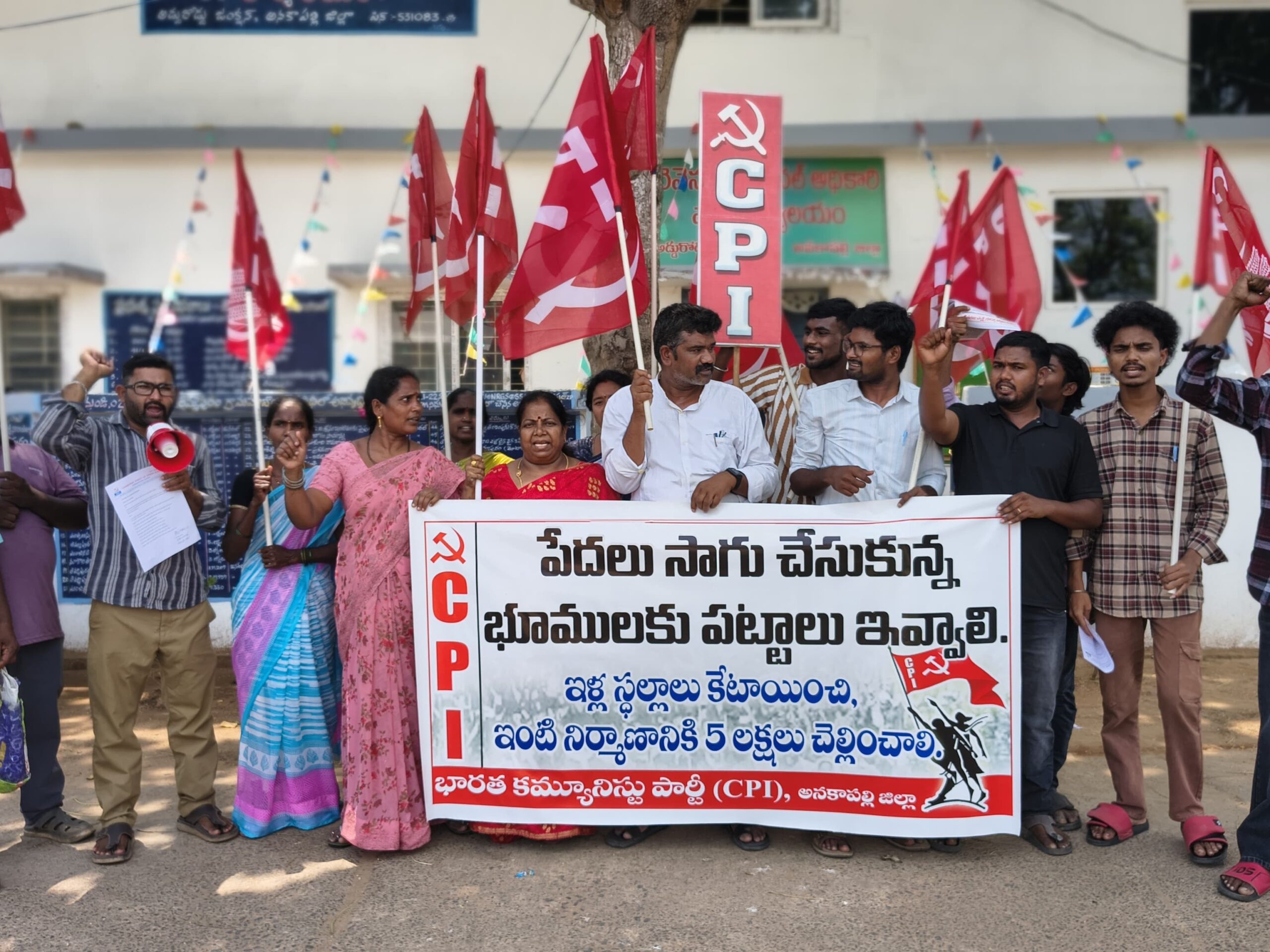 ‘సాగు భూములకు పట్టాలు మంజూరు చేయాలి’