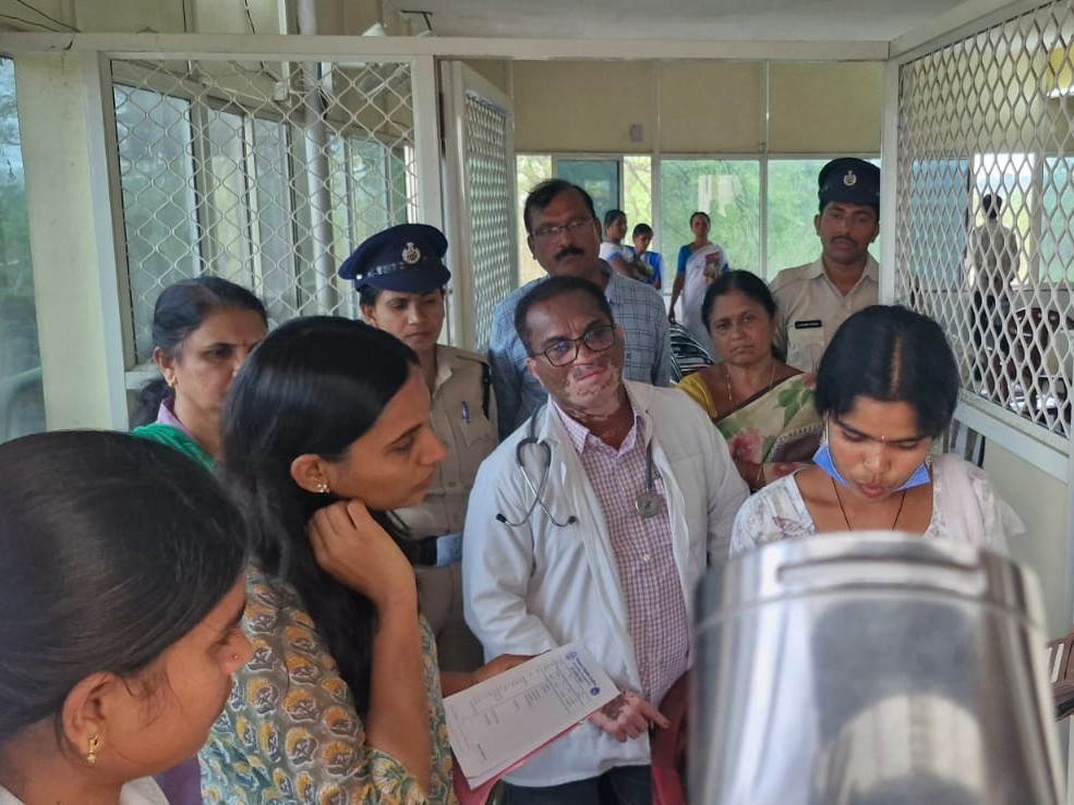 PHCలో ఆన్‌లైన్ సేవలపై అధికారుల పరిశీలన