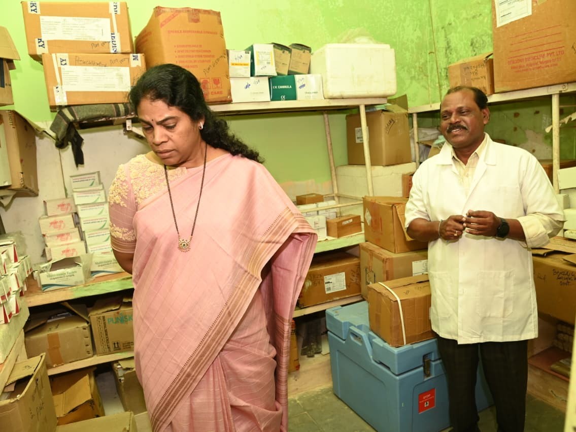 ప్రాథమిక ఆరోగ్య కేంద్రాన్ని ఆకస్మికంగా సందర్శించిన కలెక్టర్