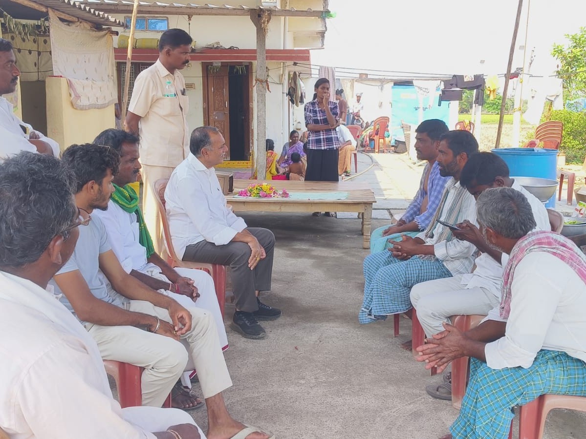 మాజీ ఎంపీటీసీ కుటుంబాన్ని పరామర్శించిన మాజీ ఎమ్మెల్యే