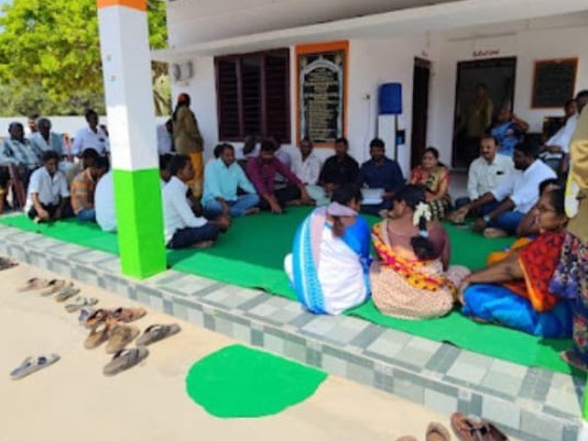 సమస్యల పరిష్కారానికి సర్పంచ్ హామీ