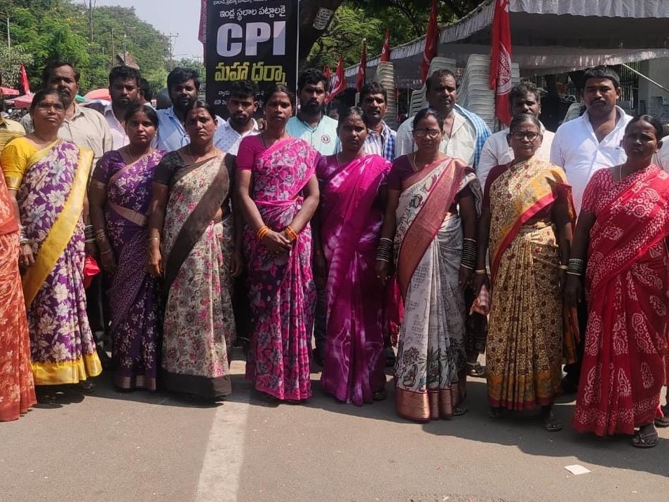 హైదరాబాద్ తరలిన మున్సిపల్ కార్మికులు