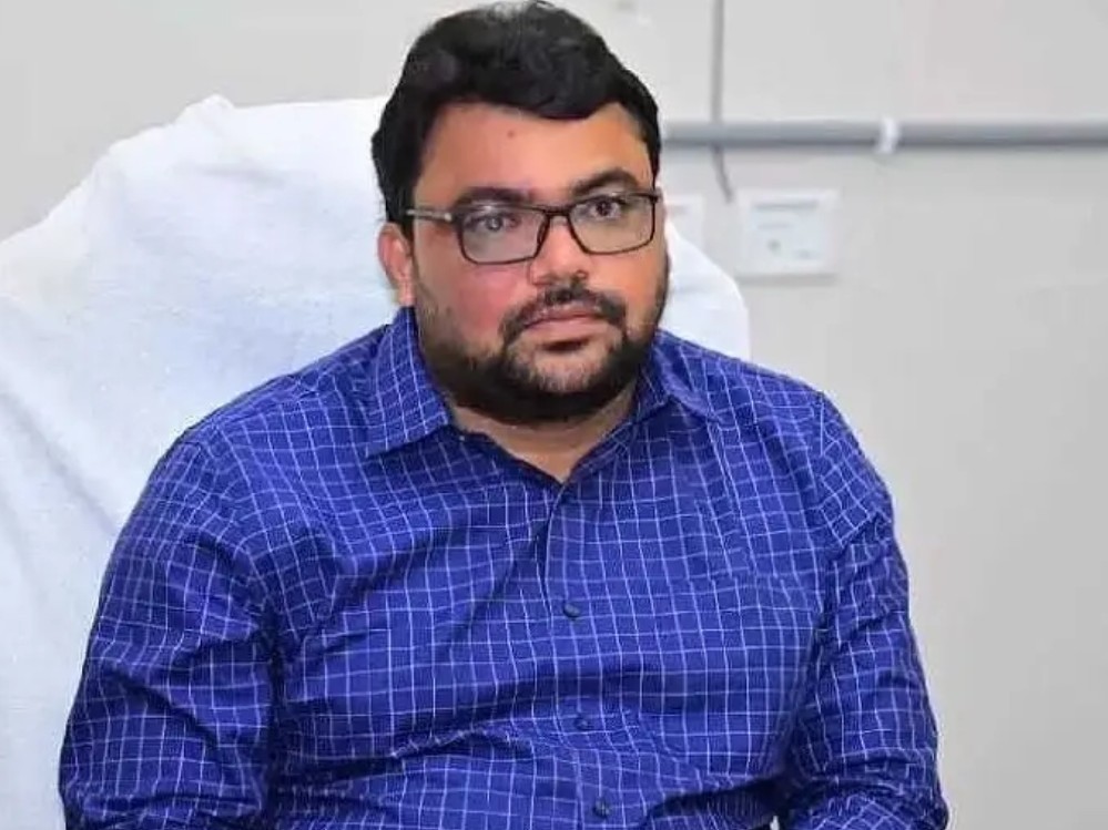 కలెక్టరేట్ ముందు ప్రతి బస్సు ఆపాల్సిందే: కలెక్టర్