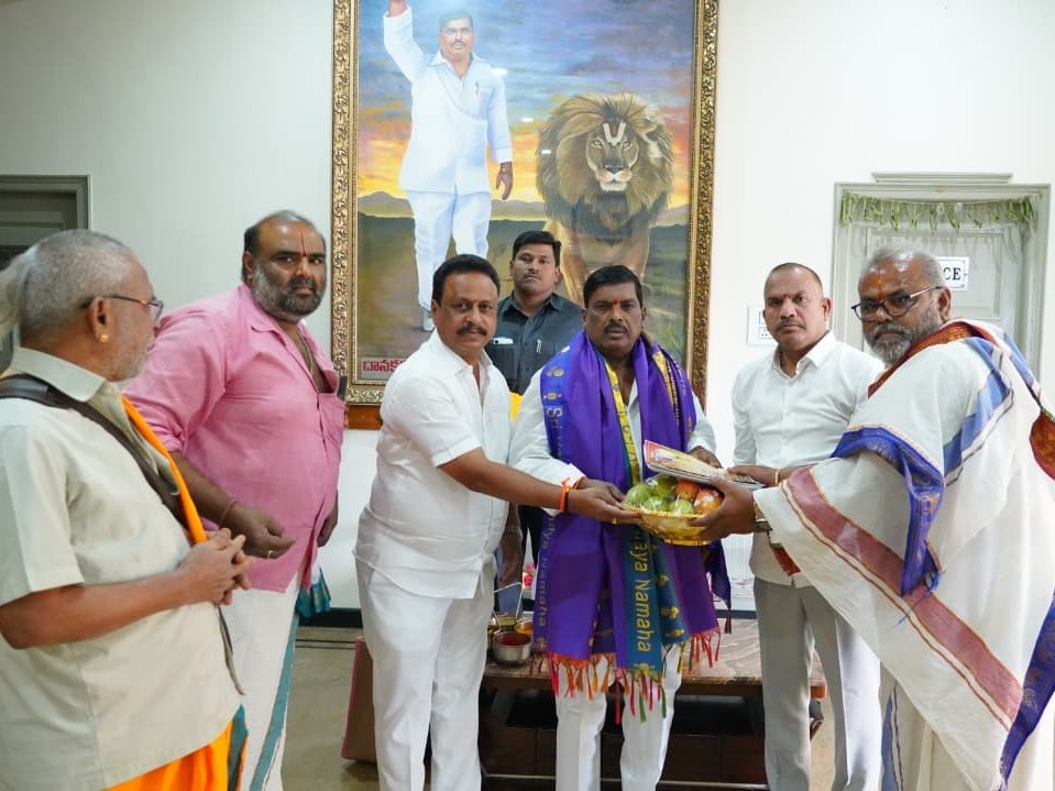 వేడుకలకు హాజరుకావాలని ఆహ్వానం అందజేత