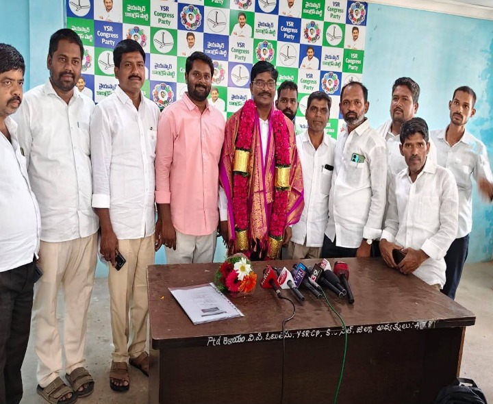 తలారి రంగయ్యను సన్మానించిన పార్టీ నాయకులు