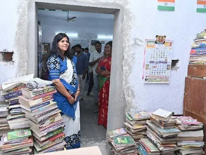 గ్రంథాలయాన్ని తనిఖీ చేసిన కలెక్టర్