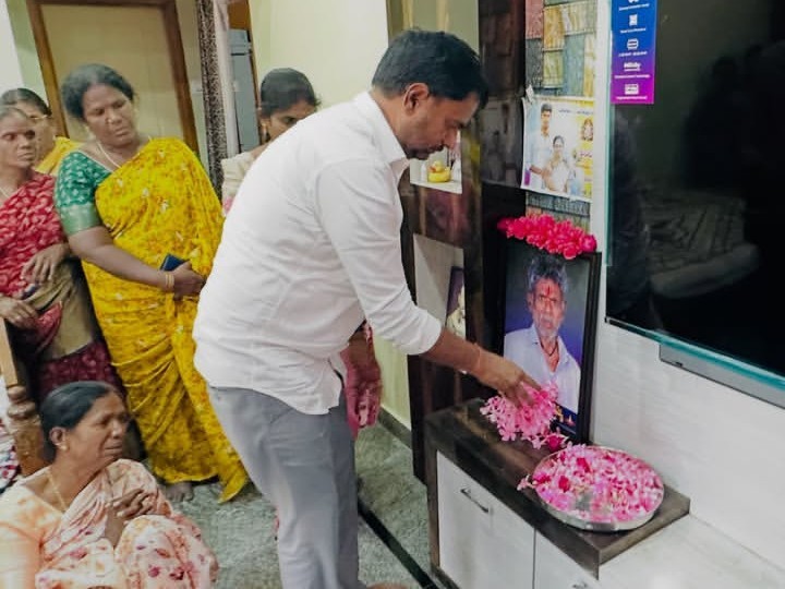 మృతుని కుటుంబాన్ని పరామర్శించిన మాజీ ఎమ్మెల్యే