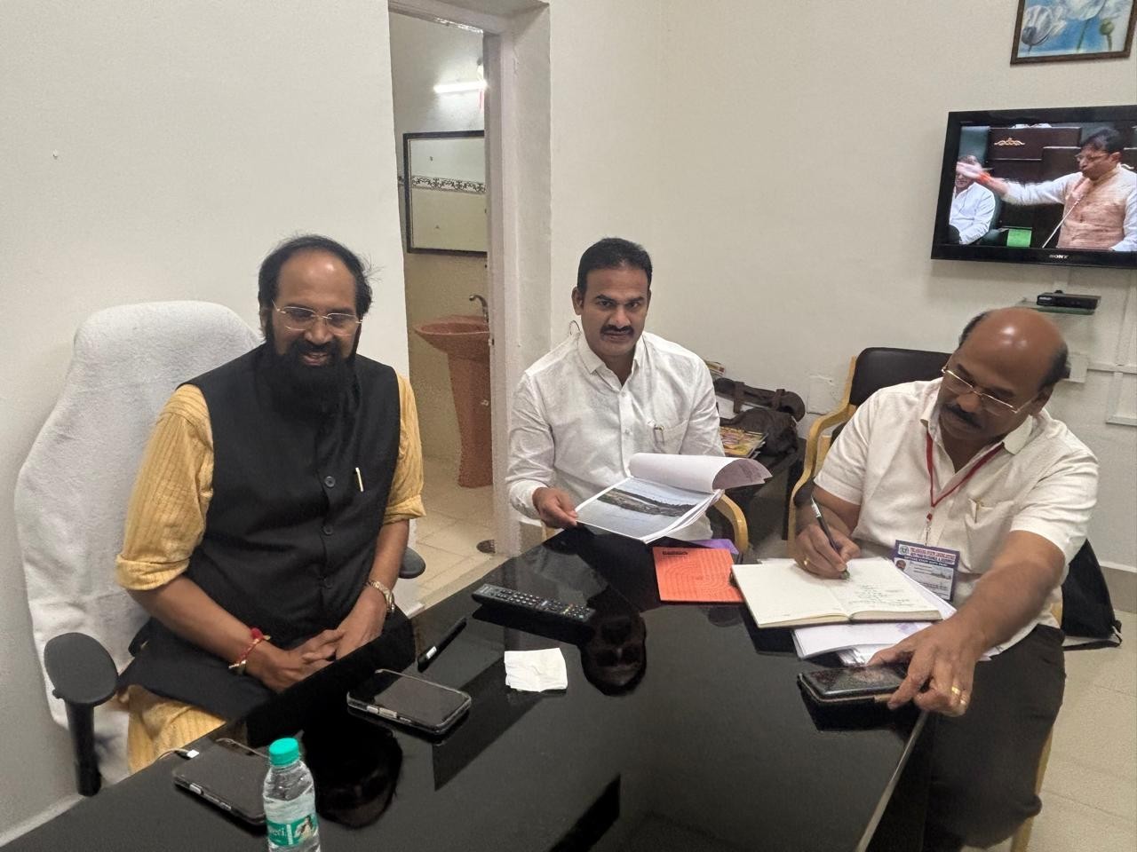 మంత్రి ఉత్తమ్‌ని కలిసిన ప్రభుత్వ విప్