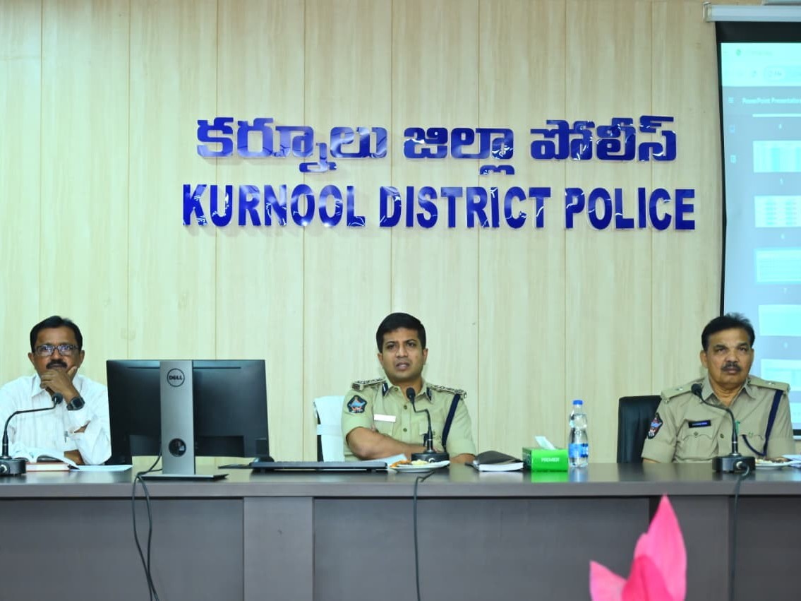 జిల్లాలోని పోలీసులకు నెలవారీ నేర సమీక్ష