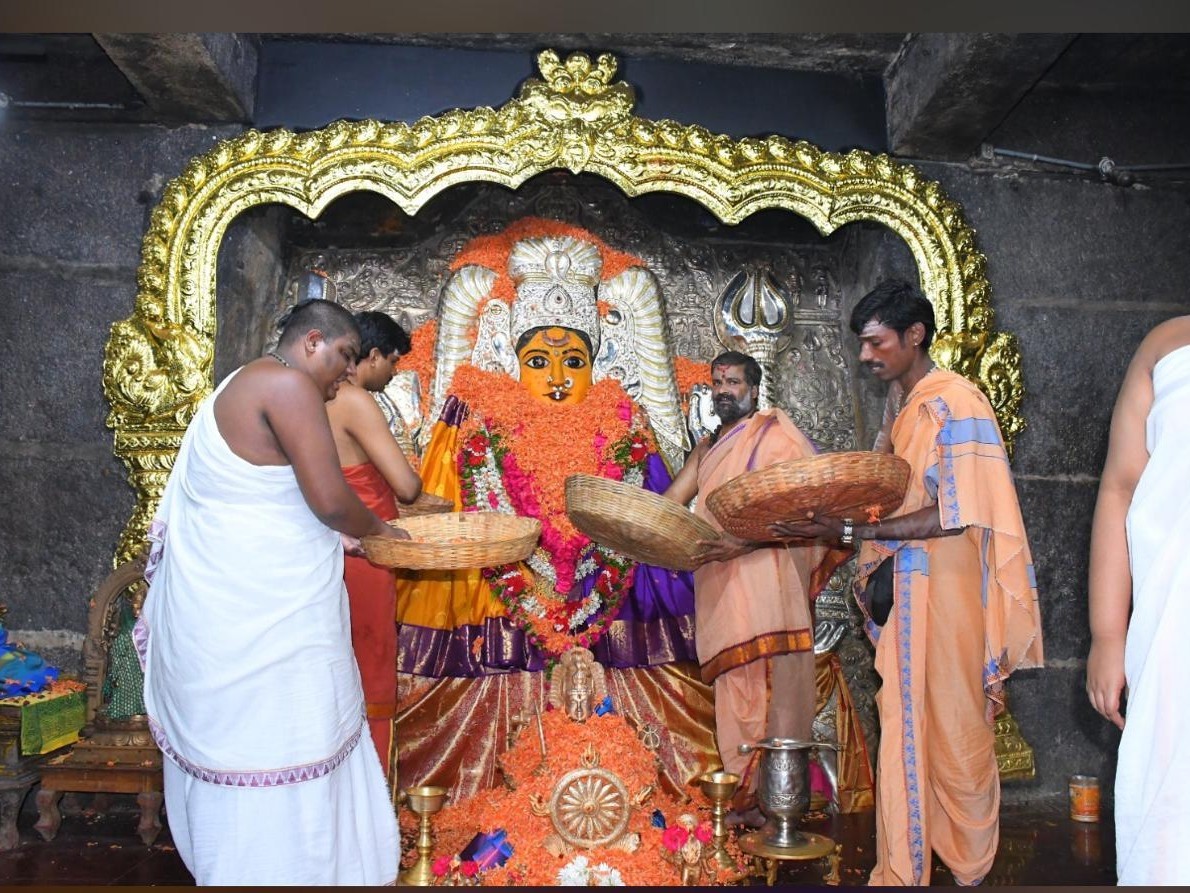 భద్రకాళి అమ్మవారికి కనకాంబరాలతో పుష్పార్చన