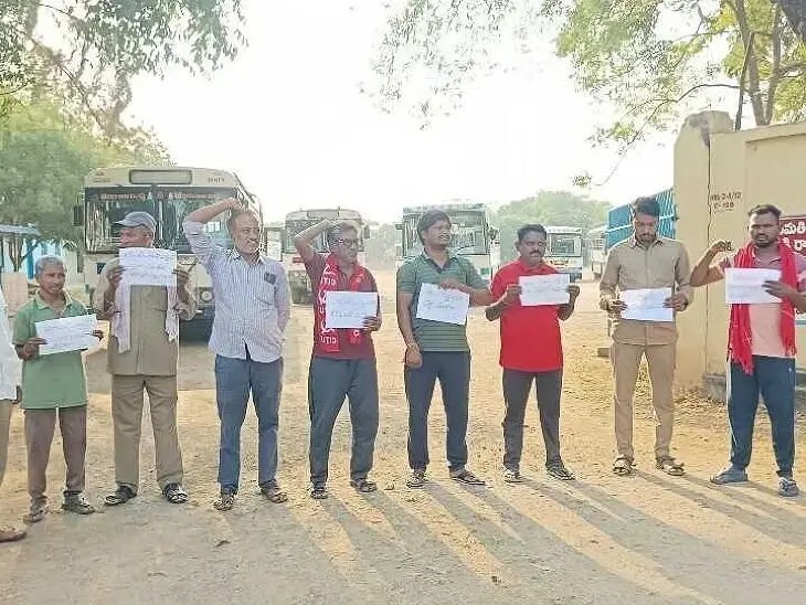 మంథని డిపో ఎదుట ధర్నా